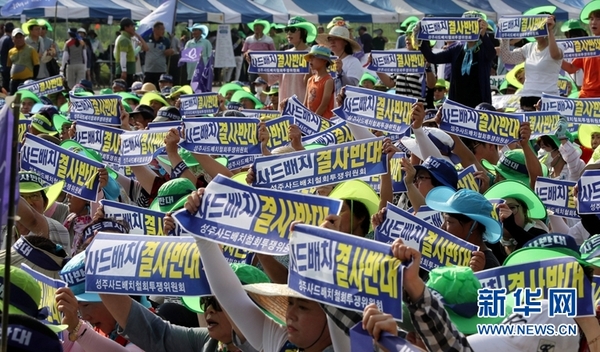  当地时间2016年8月15日，韩国庆尚北道星州郡，当地民众举行集会，要求取消部署萨德。部分抗议者“剃发”表不满。图片来源：视觉中国