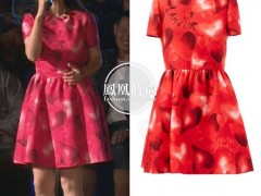 图为杨钰莹此前参加真人秀录制，身着红色的Valentino连衣裙，更显妩媚。