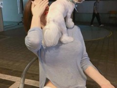米娜在直播中喜爱穿热裤跳舞，上传YouTube后吸引了大量粉丝，脸书Follow达超20万。据悉，米娜的三围是95-62-93，虽然肯定会有人说照片这么美肯定是P的，但是米娜的事业线真的是超犯规的，甚至能站上一只“汪星人”，有网友表示，好羡慕那只“汪星人”。