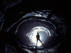 一张拍摄于山洞中的图片，通过不同的光线和角度，把在洞中的探险者拍得像外星人。