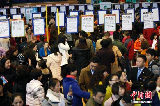 数说中国流动人口：规模超2.4亿 逾7成集中在东部