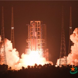 中国重型火箭长征-5震撼发射 起飞推力超1000吨