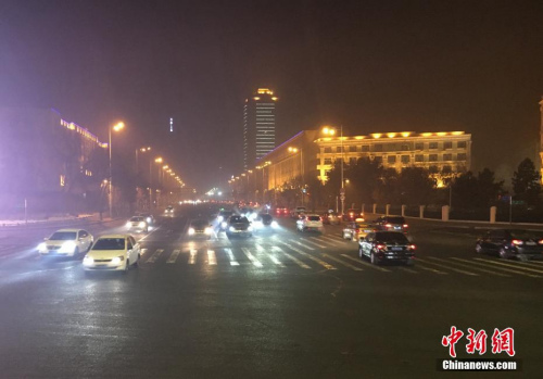 1月4日，哈尔滨在当日中午发布“重污染天气二级(橙色)预警”。