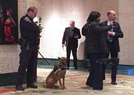 美国警方出动警犬巡视蔡英文下榻的饭店