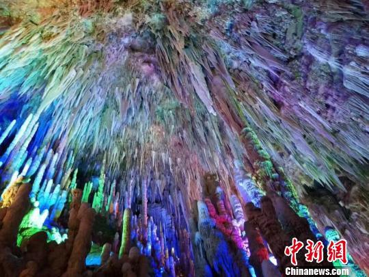 图为贵州省潜龙洞洞穴美景。松桃县旅游局供图