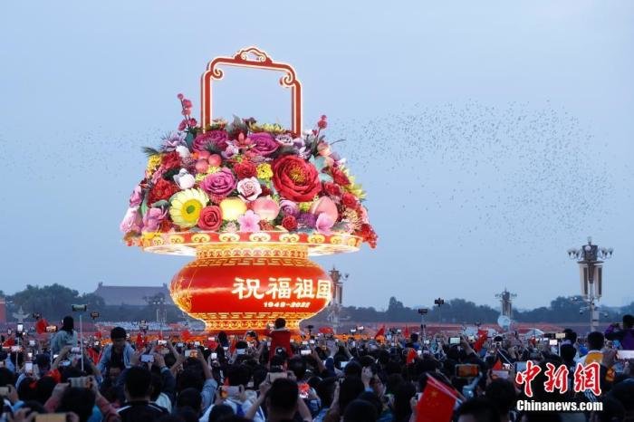 图为市民游客拍摄天安门广场中的国庆主题花坛。 中新社记者 韩海丹 摄